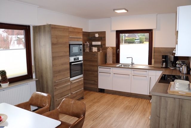 moderne Küche mit Essbereich